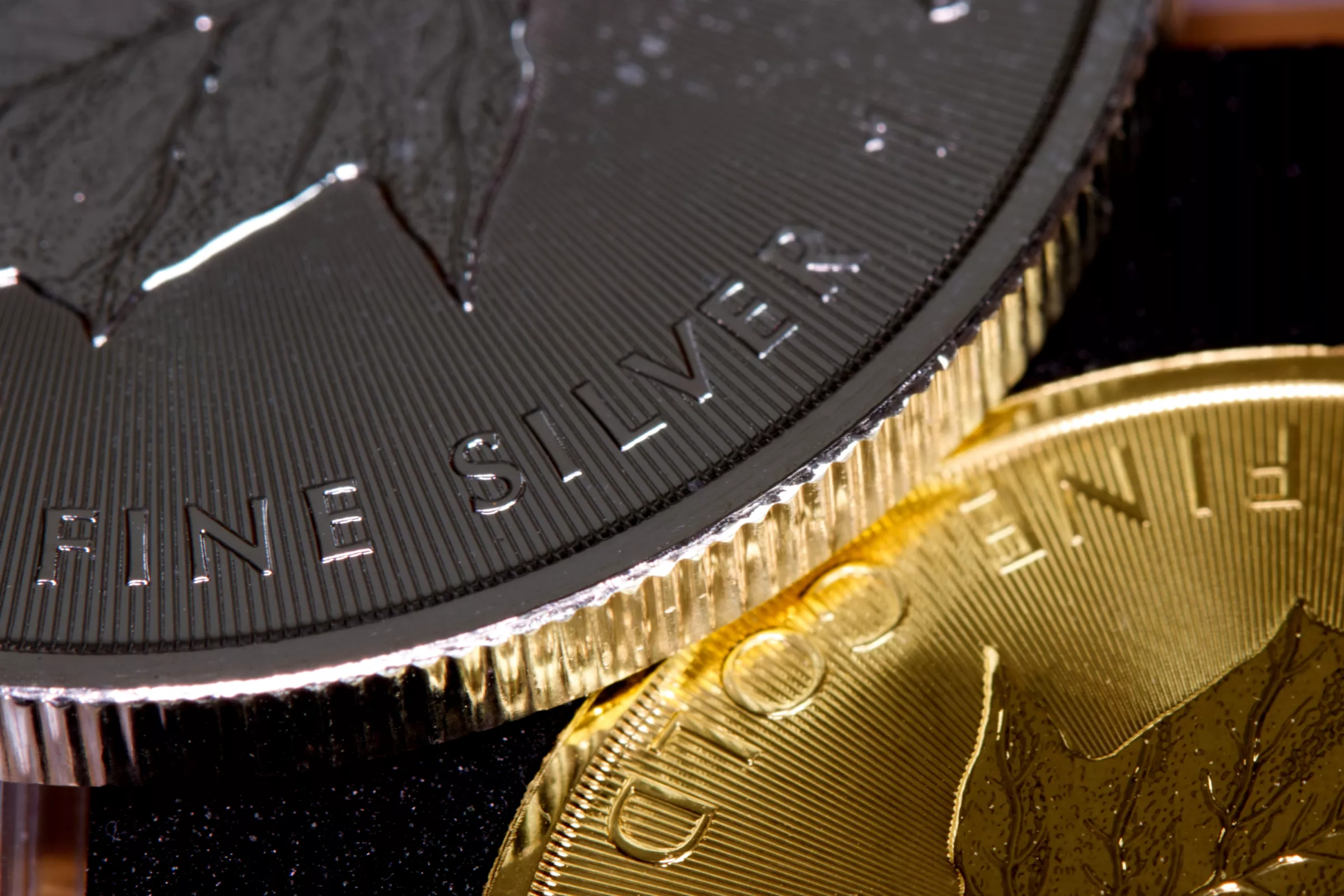 Silbermünze in Nahaufnahme mit Prägung „Fine Silver“