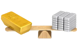 Goldbarren und ein Stapel Silberbarren auf einer Holzwippe als Symbol für das Verhältnis von Gold zu Silber