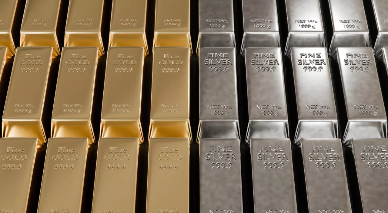 Gold- und Silberbarren nebeneinander gestapelt